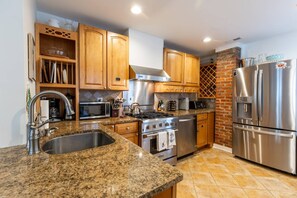 Fridge, microwave, oven, stovetop - Historic Downtown Annapolis Gem Steps to USNA and Main St with Private Patio and Parking (Annapolis)