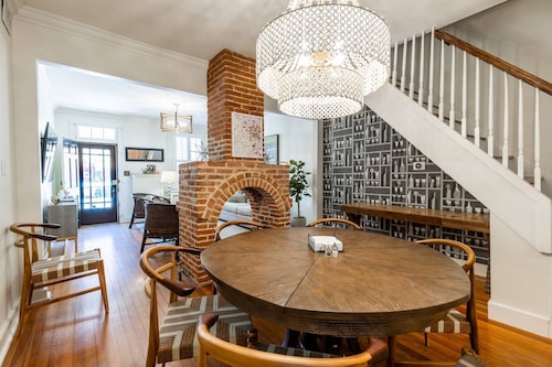 Historic Downtown Annapolis Gem Steps to USNA and Main St with Private Patio and Parking