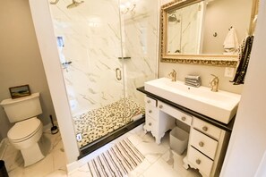 Shower, hair dryer, towels, soap - Historic Downtown Annapolis Gem Steps to USNA and Main St with Private Patio and Parking (Annapolis)