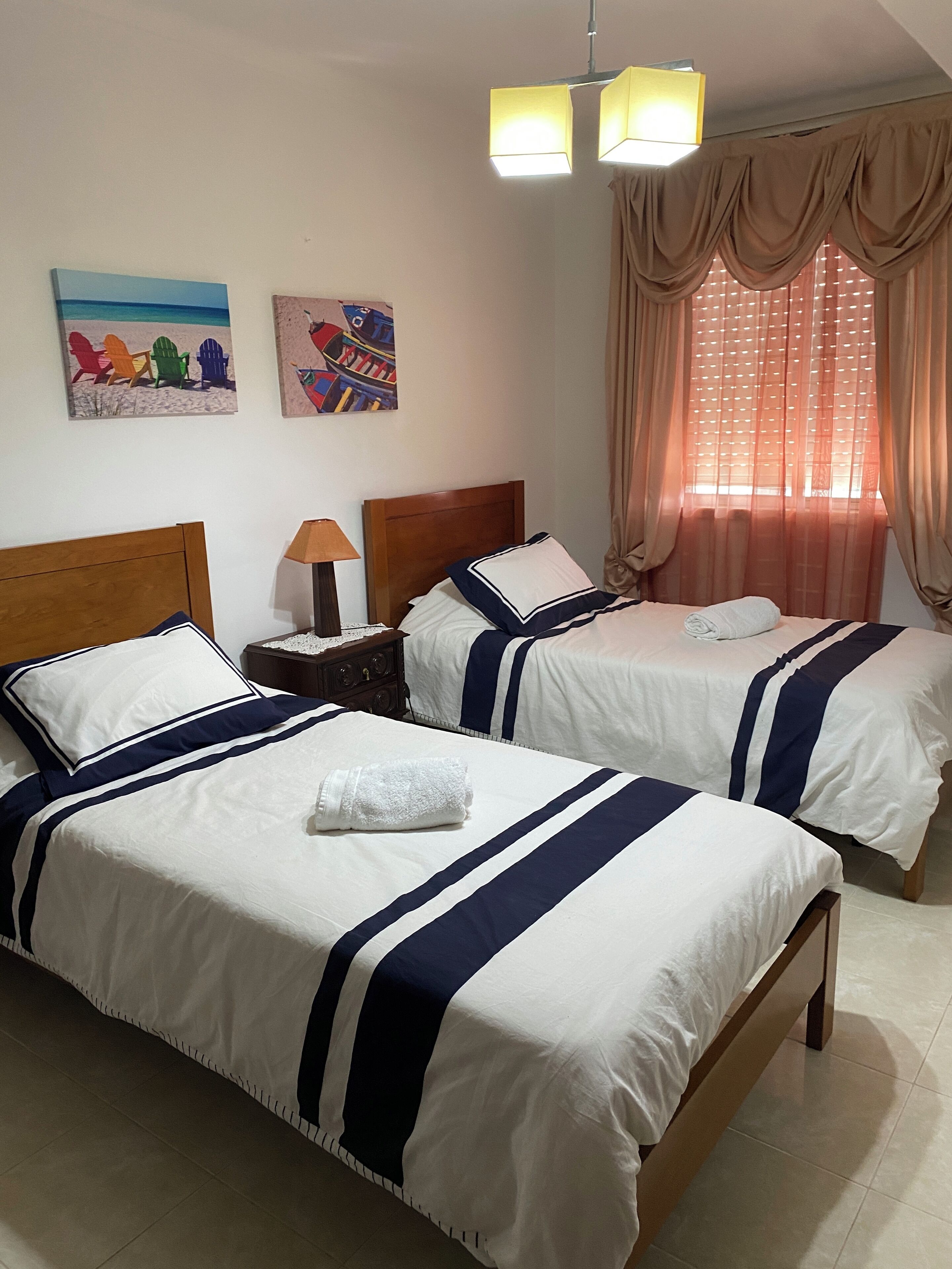 5 Schlafzimmer, Schreibtisch, Bügeleisen/Bügelbrett, Reisekinderbett