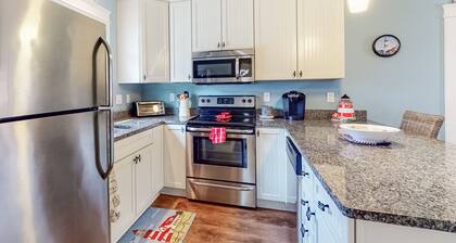 Adorable coastal escape near the beach with shared pool/hot tub & fast WiFi