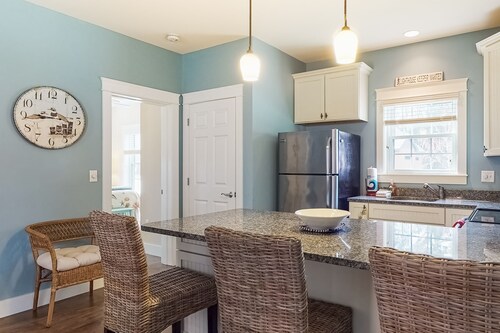 Adorable coastal escape near the beach with shared pool/hot tub & fast WiFi