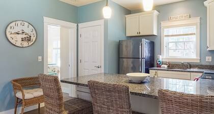 Adorable coastal escape near the beach with shared pool/hot tub & fast WiFi