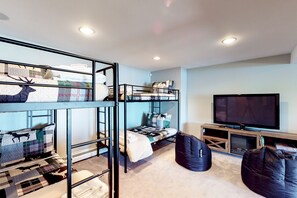 4 bedrooms, iron/ironing board, internet, bed sheets