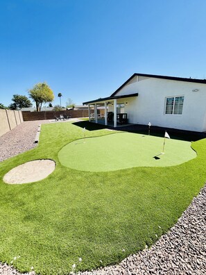 Property grounds - 4bd/3ba - 2 suites N Phx putting green large yard (Phoenix)
