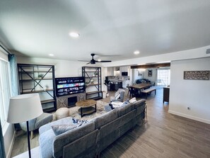 Smart-TV, peis, bordtennis og bøker