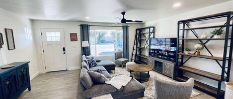 Smart TV, fireplace, ping pong, books