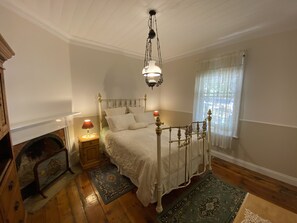 3 habitaciones, escritorio y tabla de planchar con plancha 