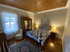 3 bedrooms, desk, iron/ironing board, travel cot
