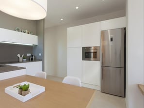 Een koelkast, een magnetron, een oven, een vaatwasser