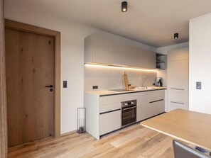 Kühlschrank, Ofen, Geschirrspüler, Kochgeschirr/Geschirr/Besteck