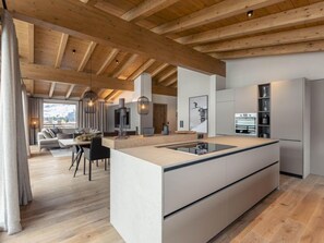 Kühlschrank, Ofen, Geschirrspüler, Kochgeschirr/Geschirr/Besteck