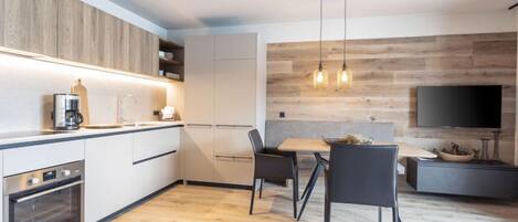 Kühlschrank, Ofen, Geschirrspüler, Kochgeschirr/Geschirr/Besteck