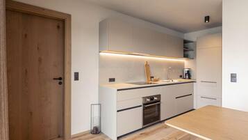 Kühlschrank, Ofen, Geschirrspüler, Kochgeschirr/Geschirr/Besteck