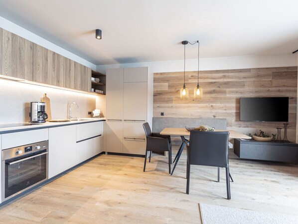 Fridge, oven, dishwasher, cookware/dishes/utensils