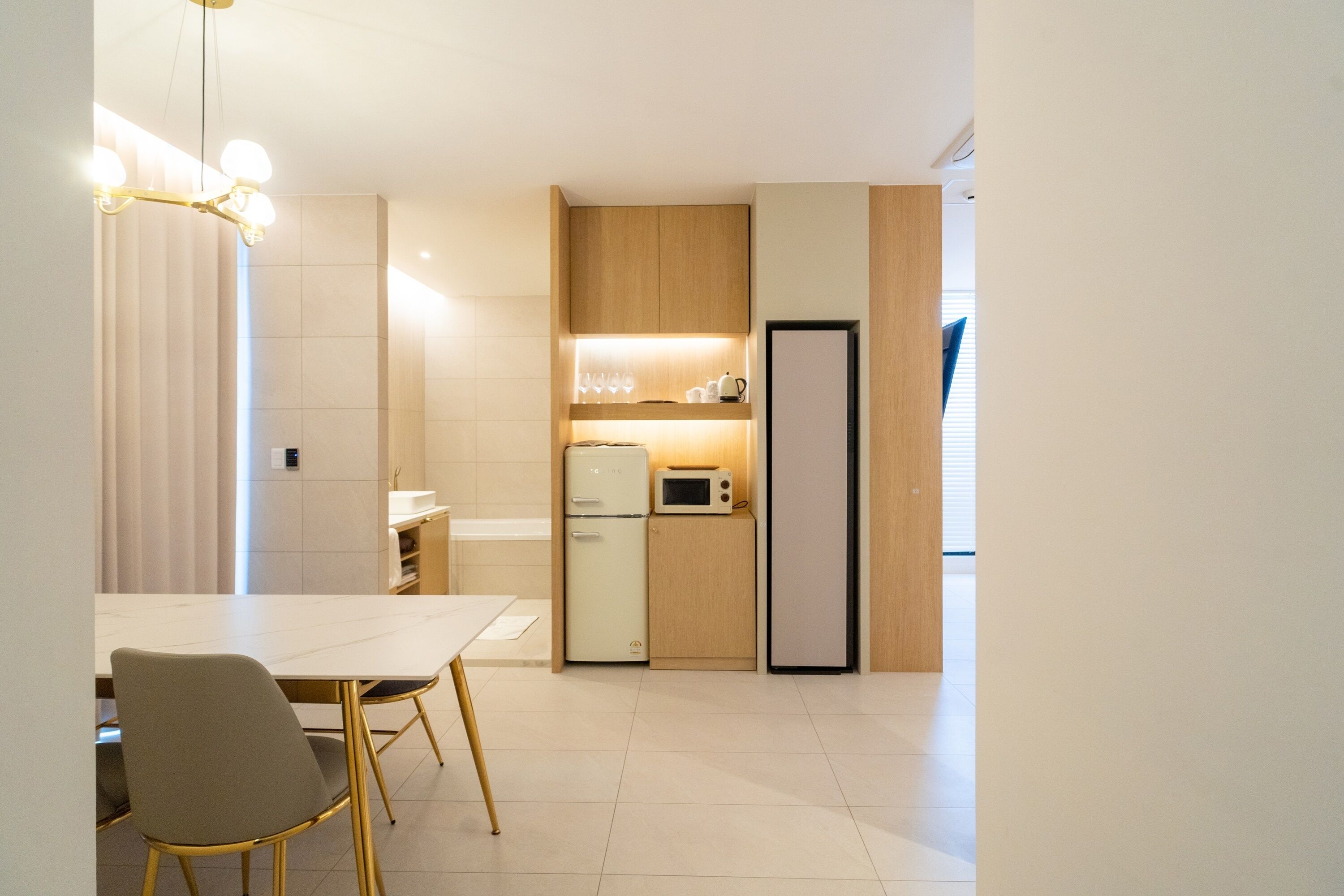 Luxury Suite, City View | Desk, blackout drapes, free WiFi, bed sheets