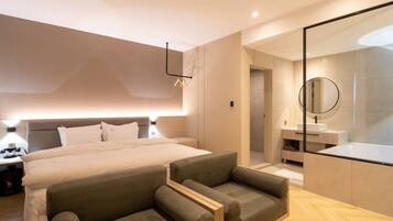 Escritorio, cortinas blackout, wifi gratis y ropa de cama