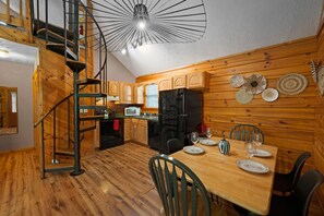 Dining - Dollywood at 2 Min - Heated Indoor Pool - Hot Tub - Arcade Games - Gated resort (Sevierville)