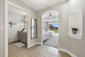 3 habitaciones, tabla de planchar con plancha, wifi y ropa de cama 