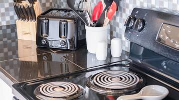 Jääkaappi, mikroaaltouuni, uuni, kahvin-/teenkeitin