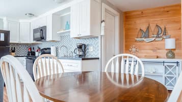 Jääkaappi, mikroaaltouuni, uuni, kahvin-/teenkeitin