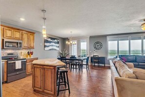 Interior - Fantastic Lake Views at 1414! Boat Slip Included-Great Location w Free Tickets! (Branson)