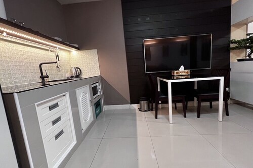 Sweeping MountainView Condo With Modern Design and Central Location