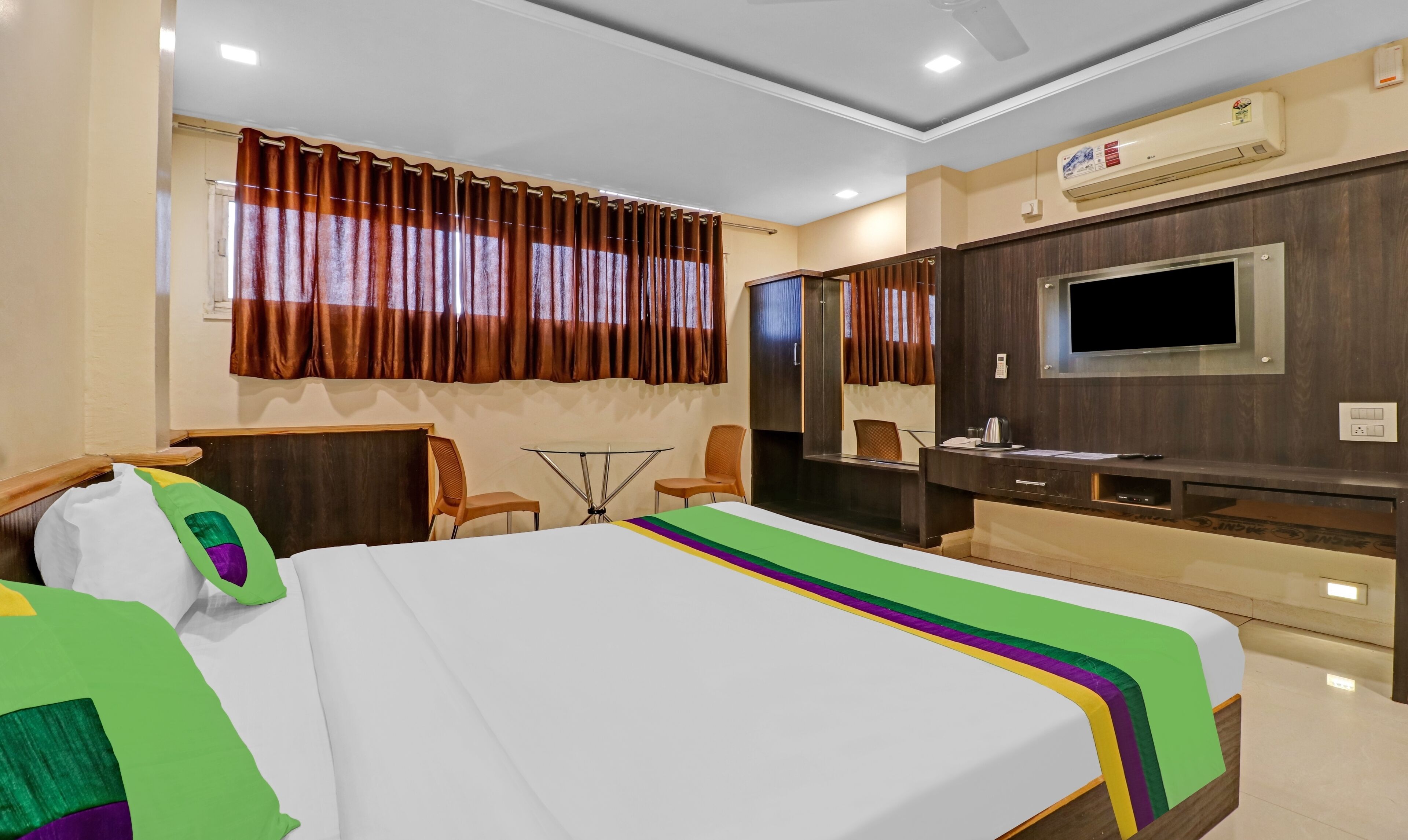 Deluxe Double Room | Desk