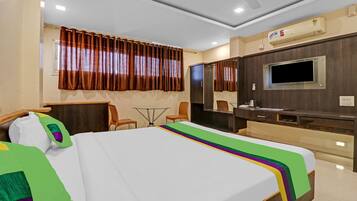 Deluxe Double Room | Desk