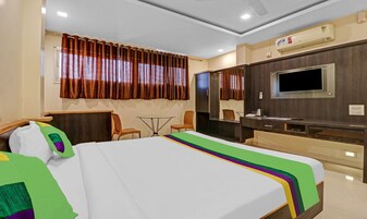 Deluxe Double Room | Desk