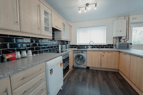 Spacious home close to city centre, tram, hospitals, universities, Peak District