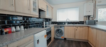 Spacious home close to city centre, tram, hospitals, universities, Peak District