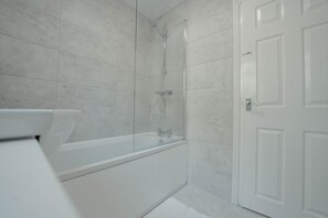Combined shower/bathtub, towels, toilet paper - Spacious home close to city centre, tram, hospitals, universities, Peak District (Sheffield)