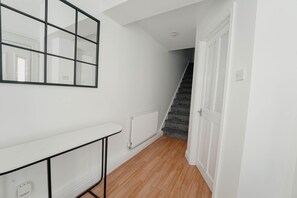 Interior - Spacious home close to city centre, tram, hospitals, universities, Peak District (Sheffield)