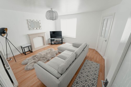 Spacious home close to city centre, tram, hospitals, universities, Peak District