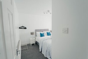 3 bedrooms, iron/ironing board, free WiFi, bed sheets - Spacious home close to city centre, tram, hospitals, universities, Peak District (Sheffield)