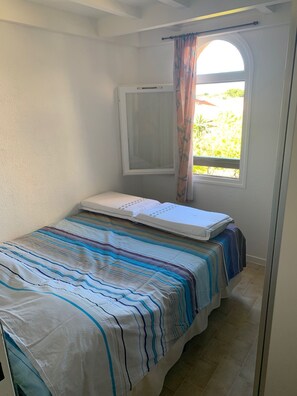 1 habitación y tabla de planchar con plancha 