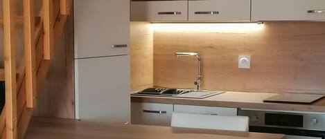 Réfrigérateur, micro-ondes, four, plaque de cuisson