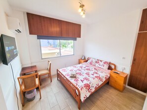 Habitación básica | Escritorio y espacio para trabajar con un portátil