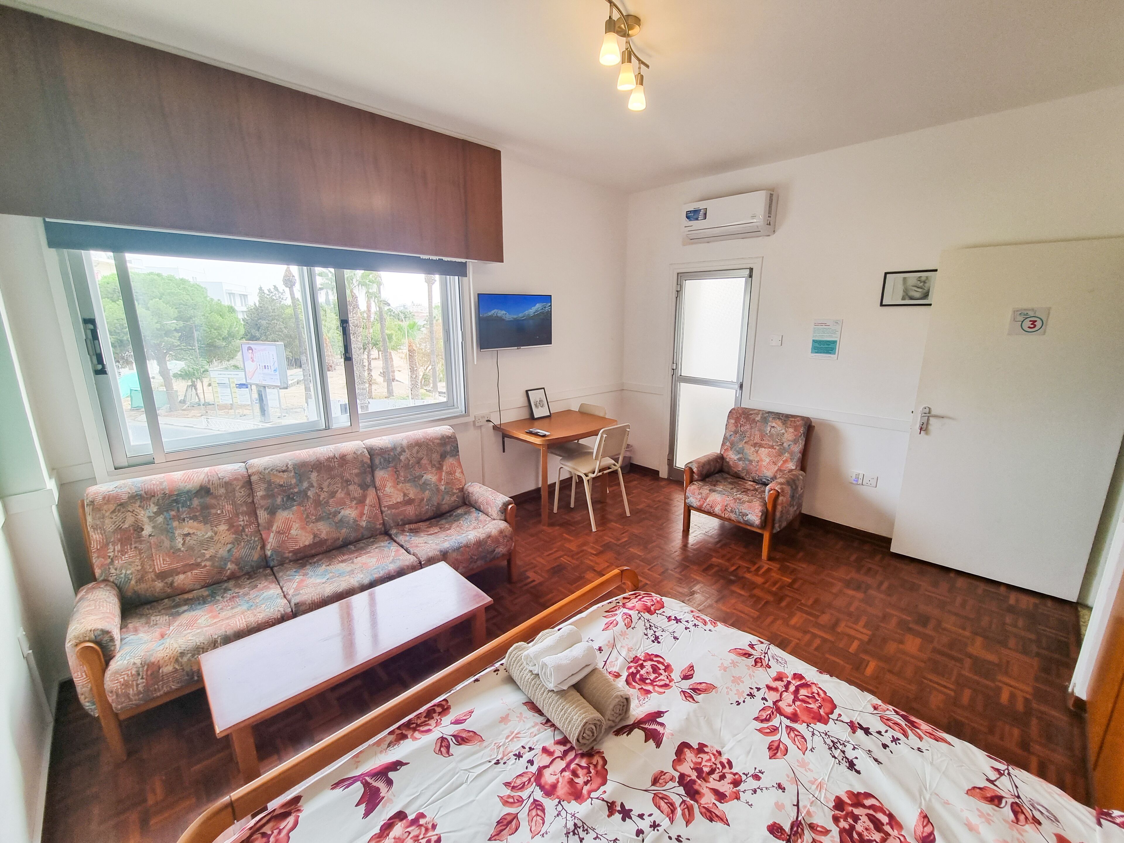 Basic Room | Desk, laptop workspace, iron/ironing board, free WiFi