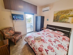 Basic Room | Desk, laptop workspace, iron/ironing board, free WiFi - Gardenrooms Larnaca (Larnaca)