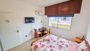 Basic Room | Desk, laptop workspace, iron/ironing board, free WiFi