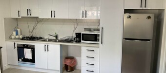 Oakleigh unit . private (gate & bathroom & kitchen)