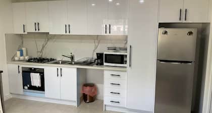 Oakleigh unit . private (gate & bathroom & kitchen)