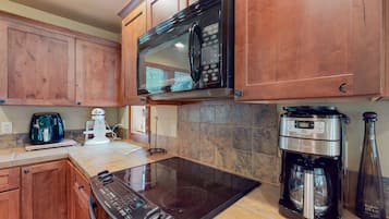 Jääkaappi, mikroaaltouuni, uuni, liesi