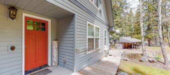 Delightful getaway near the lake & hiking with fast WiFi, full kitchen, & W/D