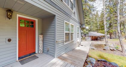 Delightful getaway near the lake & hiking with fast WiFi, full kitchen, & W/D