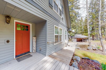 Delightful getaway near the lake & hiking with fast WiFi, full kitchen, & W/D