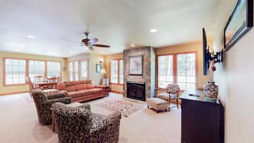 Televisio, takka, DVD-soitin, stereot