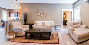 Een televisie en een open haard